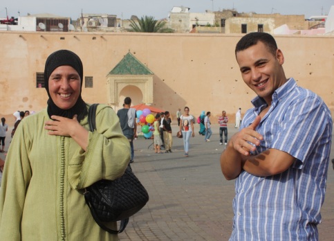 Rabha and Omar meet in Meknes to begin training Hicham. 